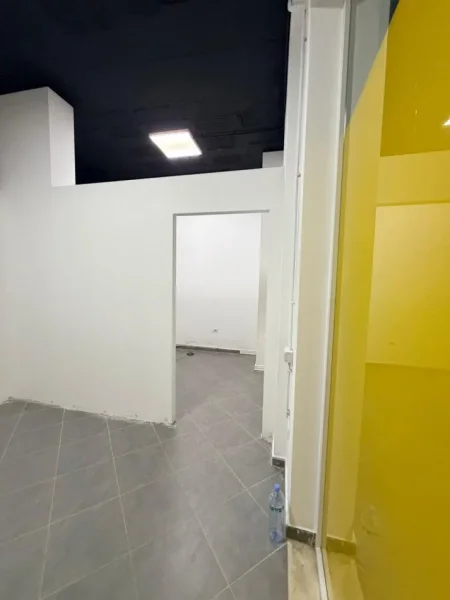 Tirane, jepet me qera ambjent biznesi Kati 0, 75 m² 342€ (Rr. Ndre Mjeda)