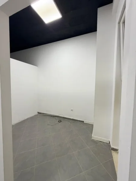 Tirane, jepet me qera ambjent biznesi Kati 0, 75 m² 342€ (Rr. Ndre Mjeda)