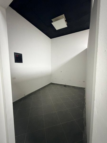 Tirane, jepet me qera ambjent biznesi Kati 0, 75 m² 342€ (Rr. Ndre Mjeda)