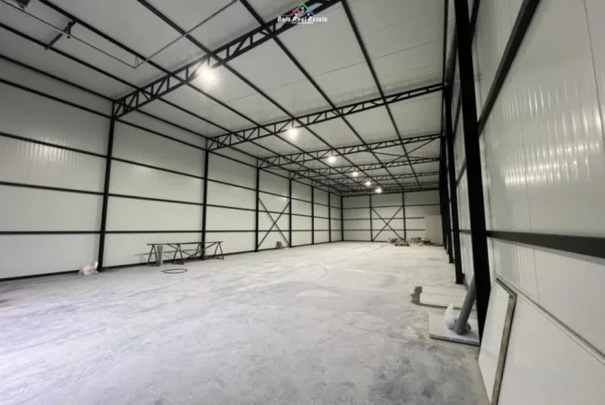 Tirane, jepet me qera magazine Kati 0, 1.000 m² 2.000 € (vore)