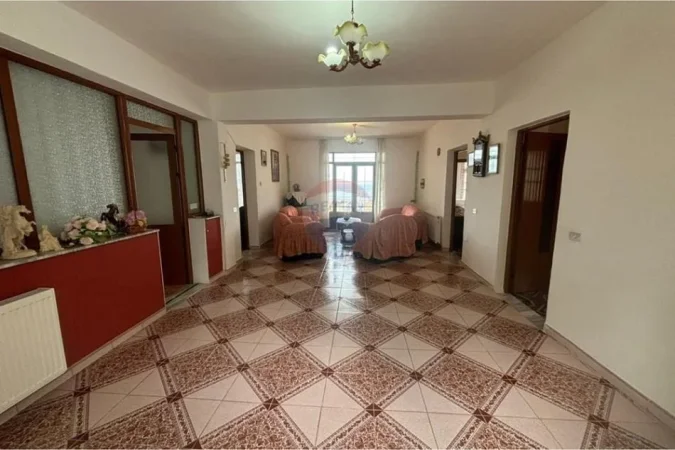 Vlore - Lungomare, shitet Vile 3+1 Kati 2, 500 m² 320.000 € (Uji i Ftohtë, Rruga Dhimitër Konomi, Vlorë)