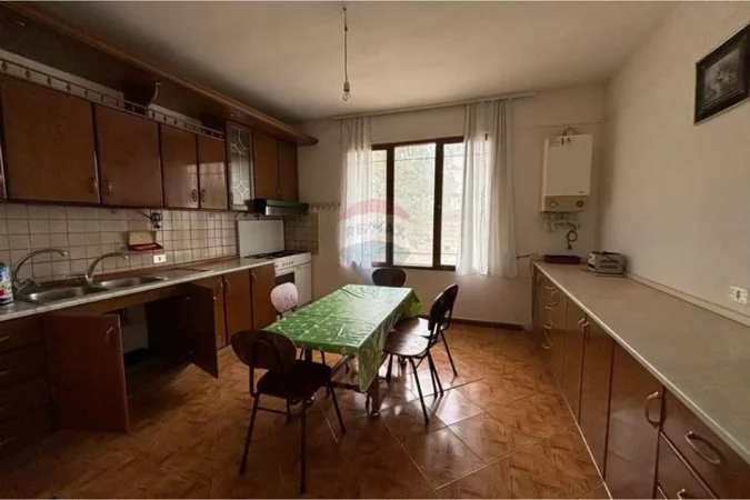 Vlore - Lungomare, shitet Vile 3+1 Kati 2, 500 m² 320.000 € (Uji i Ftohtë, Rruga Dhimitër Konomi, Vlorë)