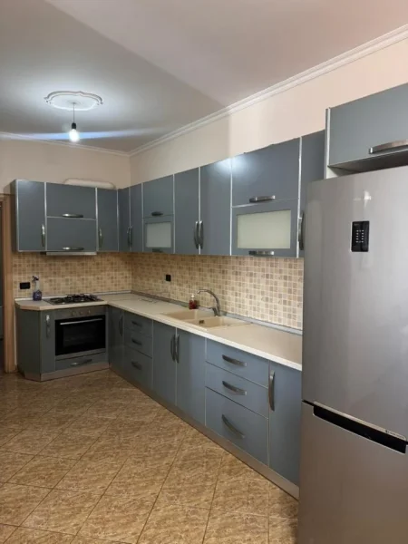 Tirane, jepet me qera apartament 2+1 Kati 4, 90 m² 500 € (Yzberisht)