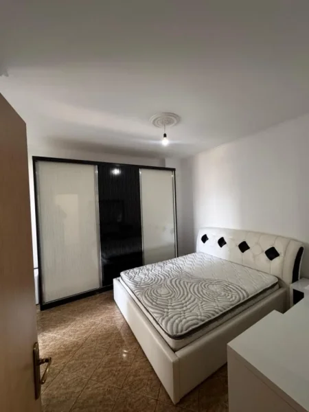 Tirane, jepet me qera apartament 2+1 Kati 4, 90 m² 500 € (Yzberisht)