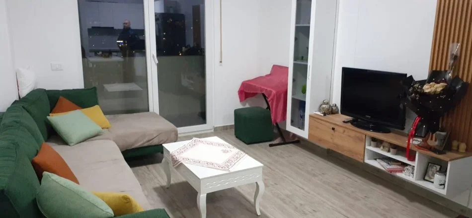 Tirane, jepet me qera apartament 1+1+Ballkon Kati 5, 72 m² 600 € (YZBERISHT)