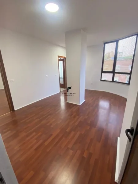 Tirane, jepet me qera zyre Kati 4, 120 m² 1.400 € (BLLOKU)