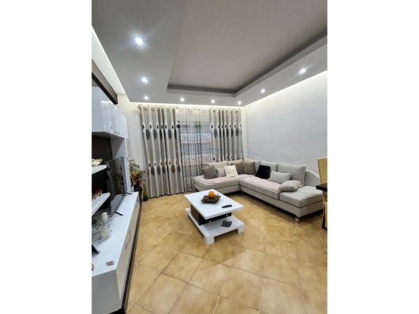 Tirane, jepet me qera apartament 2+1 Kati 1, 107 m² 450 € (Fresk)