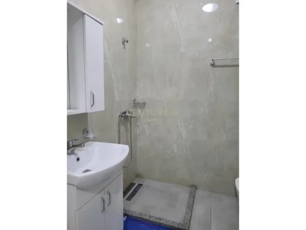 Tirane, jepet me qera 1+1+Ballkon Kati 3, 68 m² 400 € (Kopshti Botanik)