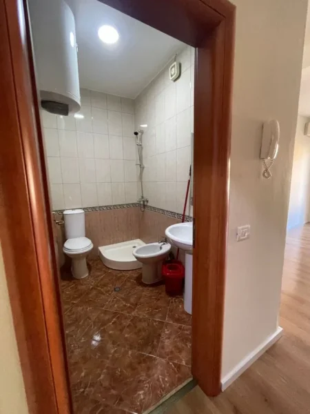 Tirane, jepet me qera apartament 1+1+Ballkon Kati 5, 60 m² 600 € (KOMUNA E PARISIT)
