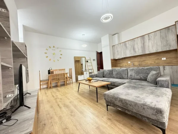 Tirane, jepet me qera apartament 1+1+Ballkon Kati 4, 77 m² 700 € (Kompleksi Delijorgji)