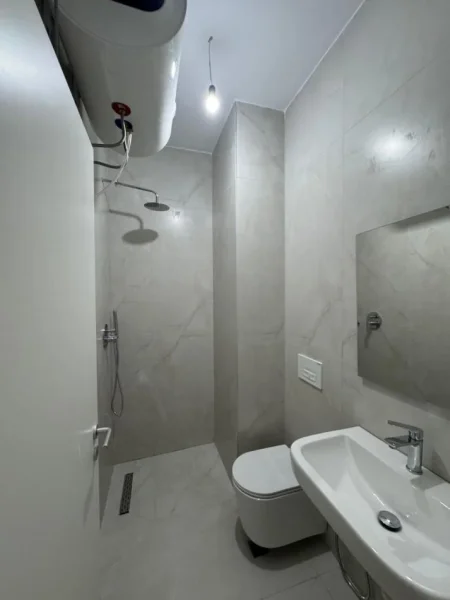 Tirane, jepet me qera apartament 1+1+Ballkon Kati 1, 50 m² 450 € (Ali Demi/Rr.Pasho Hysa)