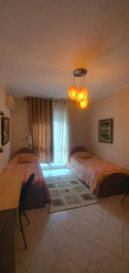 Tirane, jepet me qera Vile 2+1 Kati 3, 100 m² 600 € (Ali Demi)