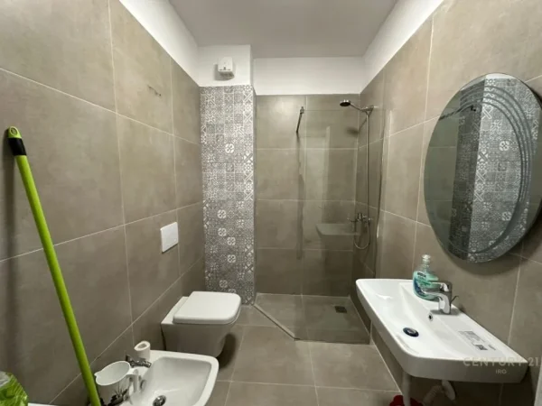 Tirane, jepet me qera 1+1 Kati 6, 55 m² 700 € 