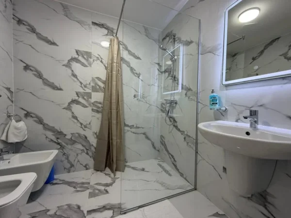 Tirane, jepet me qera apartament 2+1 Kati 2, 117 m² 600 € (Casa Italia.)