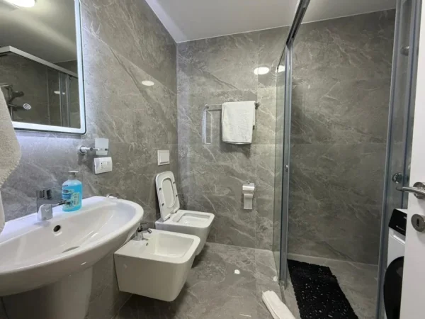 Tirane, jepet me qera apartament 2+1 Kati 2, 117 m² 600 € (Casa Italia.)