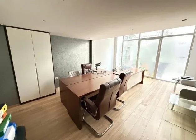Tirane, jepet me qera dyqan Kati 0, 65 m² 700 € (KOMUNA E PARISIT)
