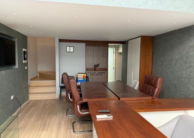 Tirane, jepet me qera dyqan Kati 0, 65 m² 700 € (KOMUNA E PARISIT)