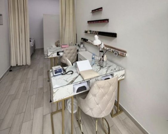 Tirane, jepet me qera dyqan Kati 0, 20 m² 450 € (ish parku i autobusave)