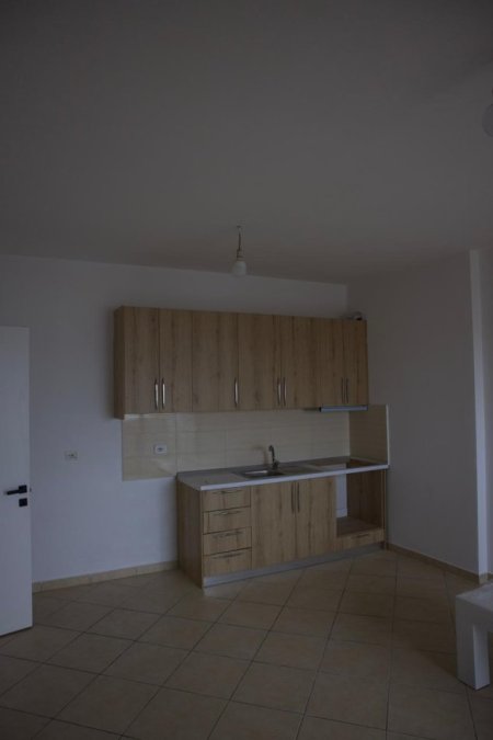 Tirane, jepet me qera apartament 1+1+Ballkon Kati 8, 66 m² 365 € (Rr. Tom Plezha)