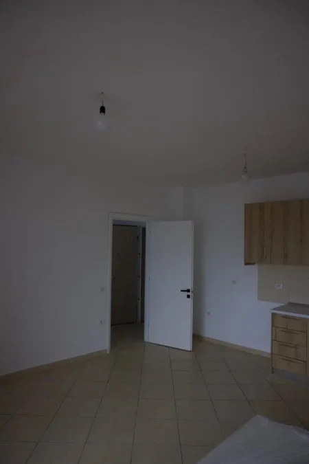 Tirane, jepet me qera apartament 1+1+Ballkon Kati 8, 66 m² 365 € (Rr. Tom Plezha)