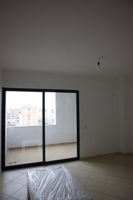 Tirane, jepet me qera apartament 1+1+Ballkon Kati 8, 66 m² 365 € (Rr. Tom Plezha)