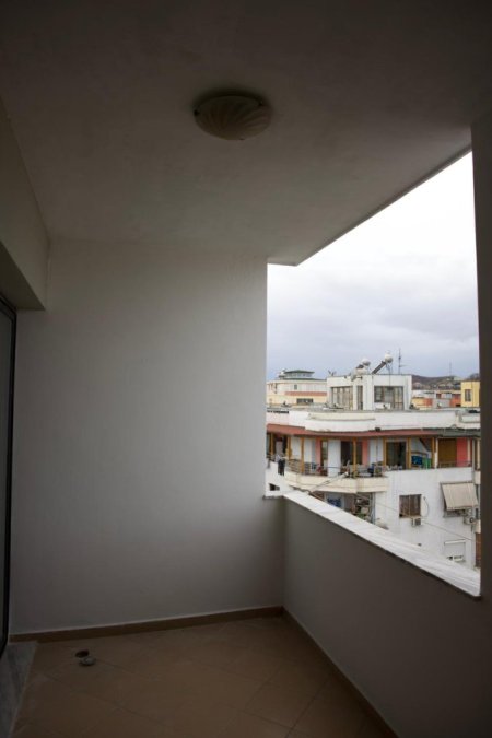 Tirane, jepet me qera apartament 1+1+Ballkon Kati 8, 66 m² 365 € (Rr. Tom Plezha)