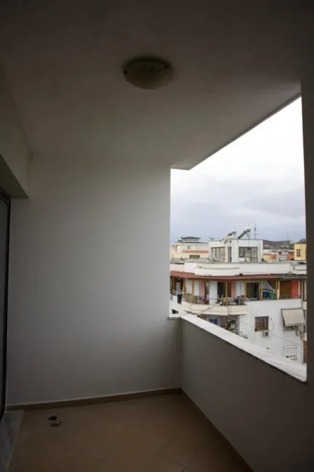 Tirane, jepet me qera apartament 1+1+Ballkon Kati 8, 66 m² 365 € (Rr. Tom Plezha)
