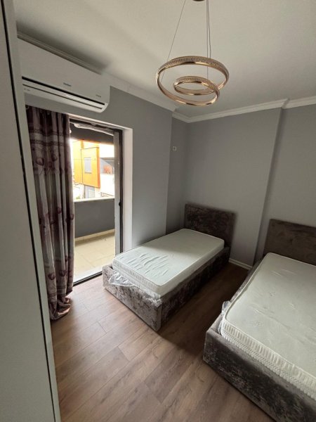 Tirane, jepet me qera apartament 1+1 Kati 4, 400 € (Astir)