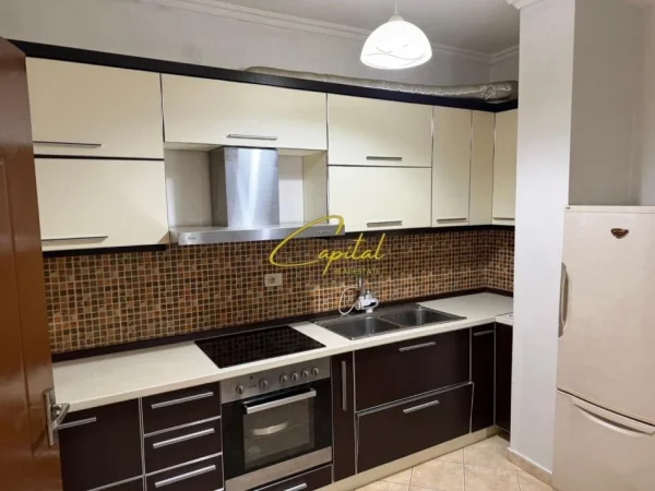 Tirane, jepet me qera apartament 1+1 Kati 5, 61 m² 400 € (YZBERISHT)