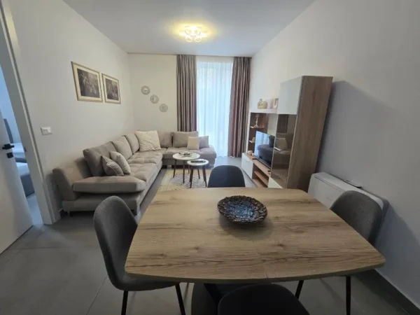 Tirane, jepet me qera apartament 2+1 Kati 1, 100 m² 1.200 € (Liqeni i Thate)