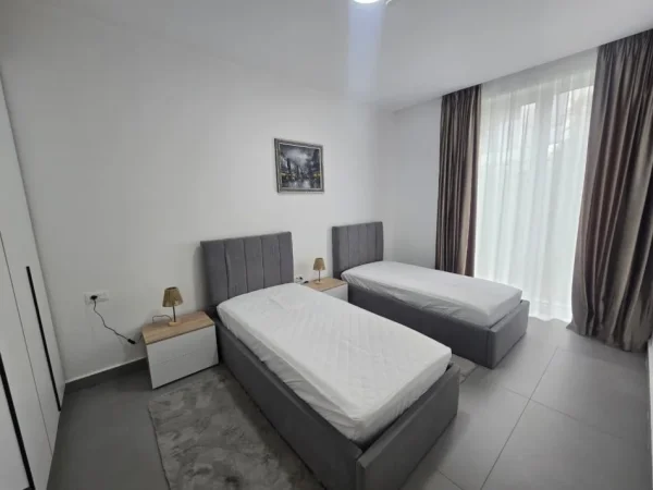 Tirane, jepet me qera apartament 2+1 Kati 1, 100 m² 1.200 € (Liqeni i Thate)
