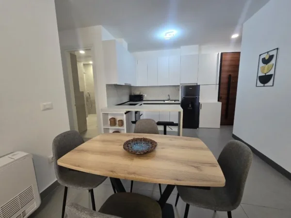 Tirane, jepet me qera apartament 2+1 Kati 1, 100 m² 1.200 € (Liqeni i Thate)