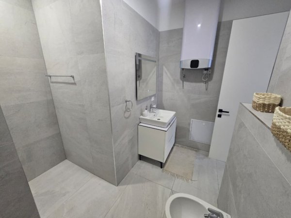 Tirane, jepet me qera apartament 2+1 Kati 1, 100 m² 1.200 € (Liqeni i Thate)