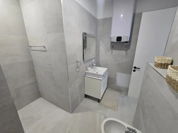 Tirane, jepet me qera apartament 2+1 Kati 1, 100 m² 1.200 € (Liqeni i Thate)