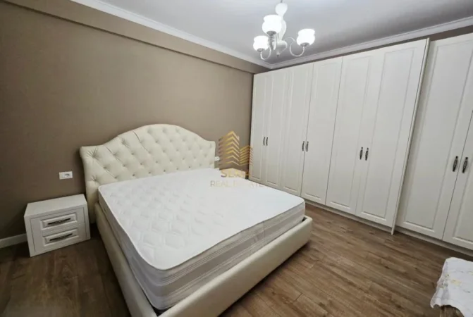 Tirane, jepet me qera apartament 3+1+Ballkon Kati 2, 160 m² 1.400 € (Liqeni Artificial)
