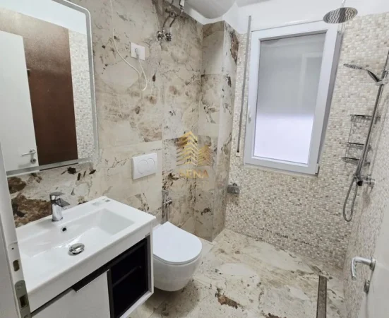 Tirane, jepet me qera apartament 3+1+Ballkon Kati 2, 160 m² 1.400 € (Liqeni Artificial)