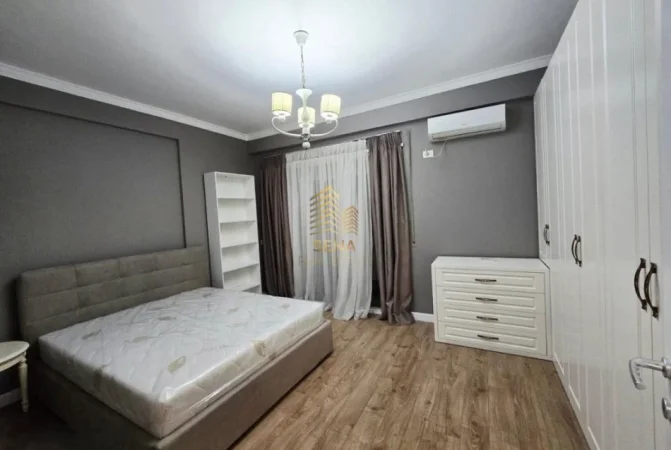 Tirane, jepet me qera apartament 3+1+Ballkon Kati 2, 160 m² 1.400 € (Liqeni Artificial)