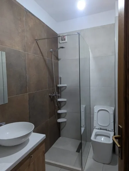 Tirane, jepet me qera apartament 2+1+Aneks+Ballkon Kati 2, 90 m² 720 € (Rruga Dora Distria)