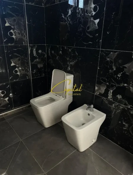 Tirane, jepet me qera apartament 2+1 Kati 1, 90 m² 400 € (ALLIAS)