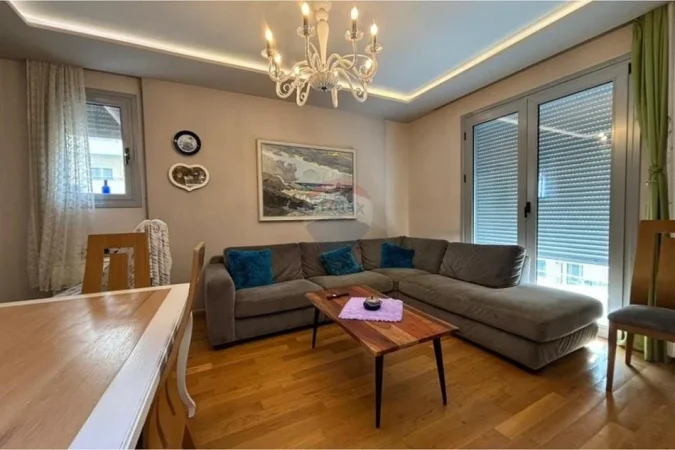Vlore, jepet me qera apartament 2+1 Kati 6, 110 m² 600 € (Blv. Ismail Qemali,Skele, Vlore)