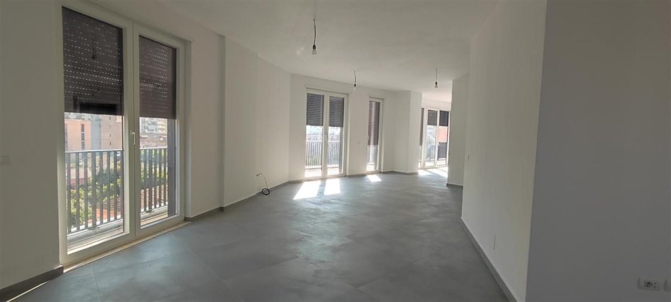 Tirane, jepet me qera zyre Kati 5, 220 m² 2.500 € (QENDER 9 KATESHET)