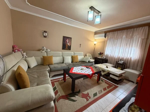 Tirane, shitet apartament 2+1+Ballkon Kati 4, 73 m² 128.000 € (Rruga Irfan Tomini)