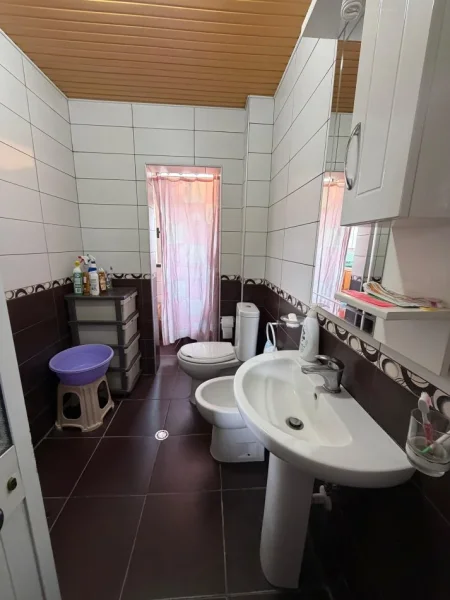 Tirane, shitet apartament 2+1+Ballkon Kati 4, 73 m² 128.000 € (Rruga Irfan Tomini)