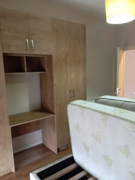 Tirane, jepet me qera apartament 2+1 Kati 5, 700 m² 700 € (5 MAJ)