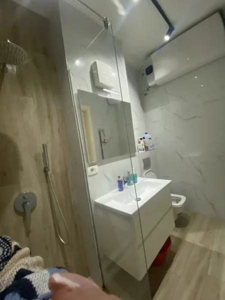 Tirane, jepet me qera apartament 2+1+Ballkon Kati 3, 100 m² 750 € (PAZARI I RI)