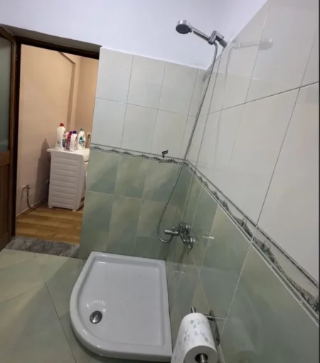 Tirane, jepet me qera apartament 1+1 Kati 5, 80 m² 750 € (STADIUMI DINAMO)