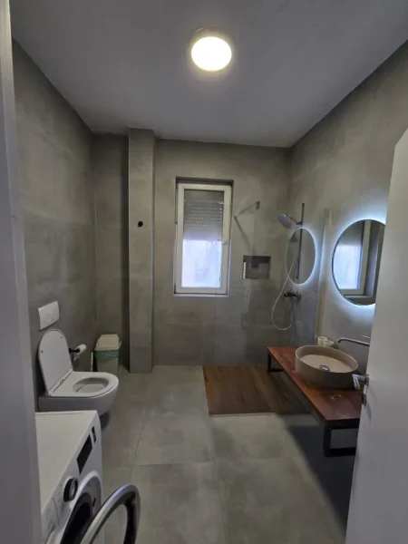 Tirane, jepet me qera apartament 2+1+Aneks+Ballkon Kati 3, 94 m² 1.100 € (LIQENI I THATE)