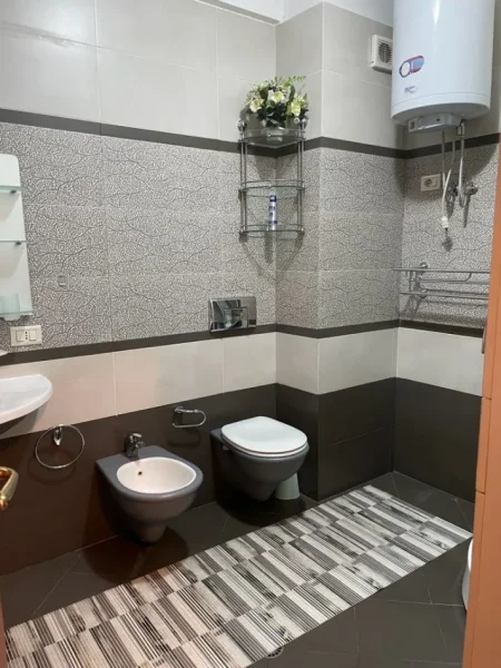 Tirane, jepet me qera 2+1 Kati 7, 110 m² 550 € 