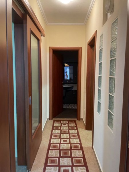 Tirane, jepet me qera 2+1 Kati 7, 110 m² 550 € 