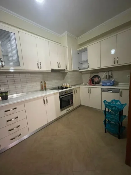 Tirane, jepet me qera 2+1 Kati 7, 110 m² 550 € 